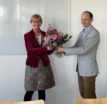 Prof. Sebastian Susteck dankt Dr. Annette Mönnich für ihr langjähriges Engagement für das Germanistische Institut