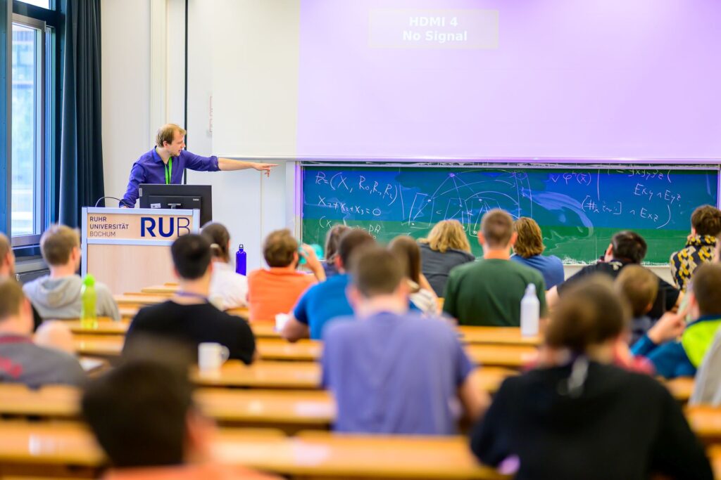 Benedikt Pago unterrichtet bei der ESSLI 2025 an der Ruhr-Universität Bochum interessierte Studierende aus der ganzen Welt.